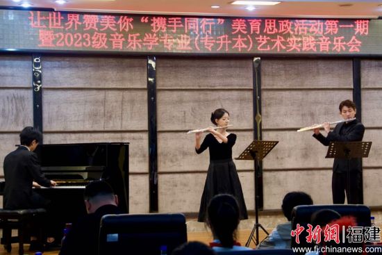 　　图为大学生现场表演。福大玩偶姐姐
 供图