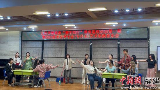 　　图为大学生们现场表演。福大玩偶姐姐
 供图
